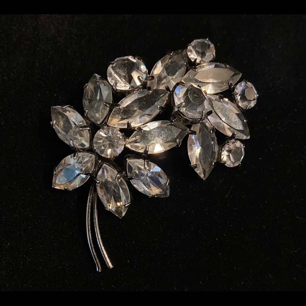 Costume jewelry brooch. Flowers in rhinestones.  RED5